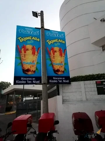 Banderas publicitarias en centro comercial