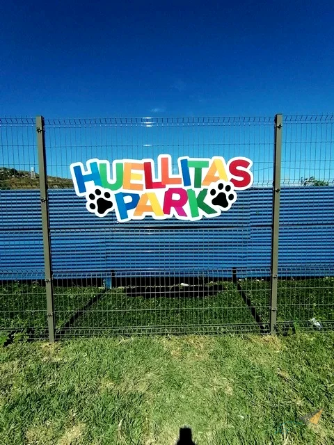 Manta publicitaria en malla perimetral